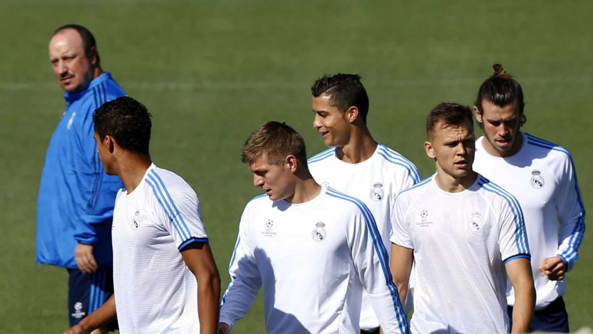 Rafa Benítez observa a sus jugadores durante el entrenamiento Rafa Benítez observa a sus jugadores durante el entrenamiento