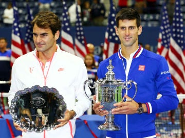 Djokovic posa con el trofeo del US Open