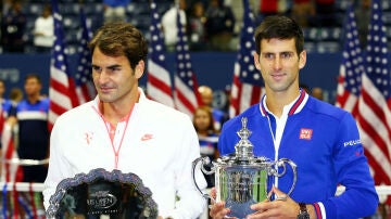 Djokovic posa con el trofeo del US Open