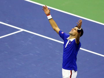 Djokovic celebra su victoria ante Federer