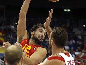 Sergio Llul en un partido con la selección española de baloncesto