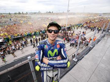 Valentino Rossi en el podio de Moto GP