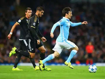 Morata intenta robar el balón a Silva durante el partido Morata intenta robar el balón a Silva durante el partido