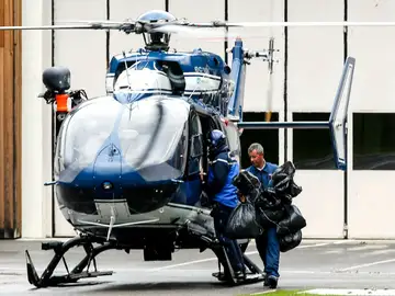 Miembros del equipo de rescate de montaña se preparan para una operación en Chamonix Miembros del equipo de rescate de montaña se preparan para una operación en Chamonix