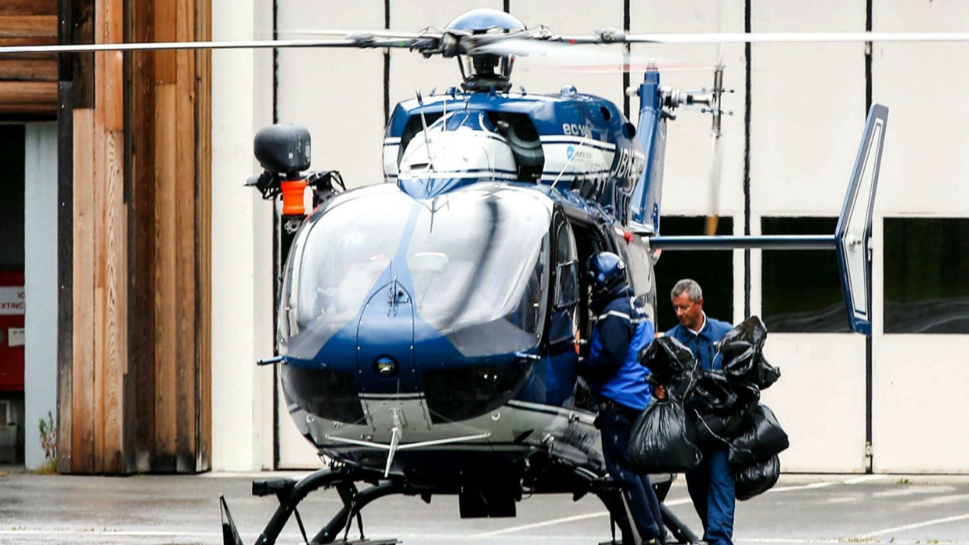 Miembros del equipo de rescate de monta&ntilde;a se preparan para una operaci&oacute;n en Chamonix