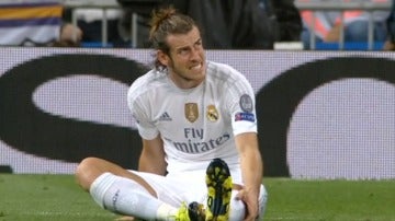 Gareth Bale se lleva la mano al gemelo izquierdo