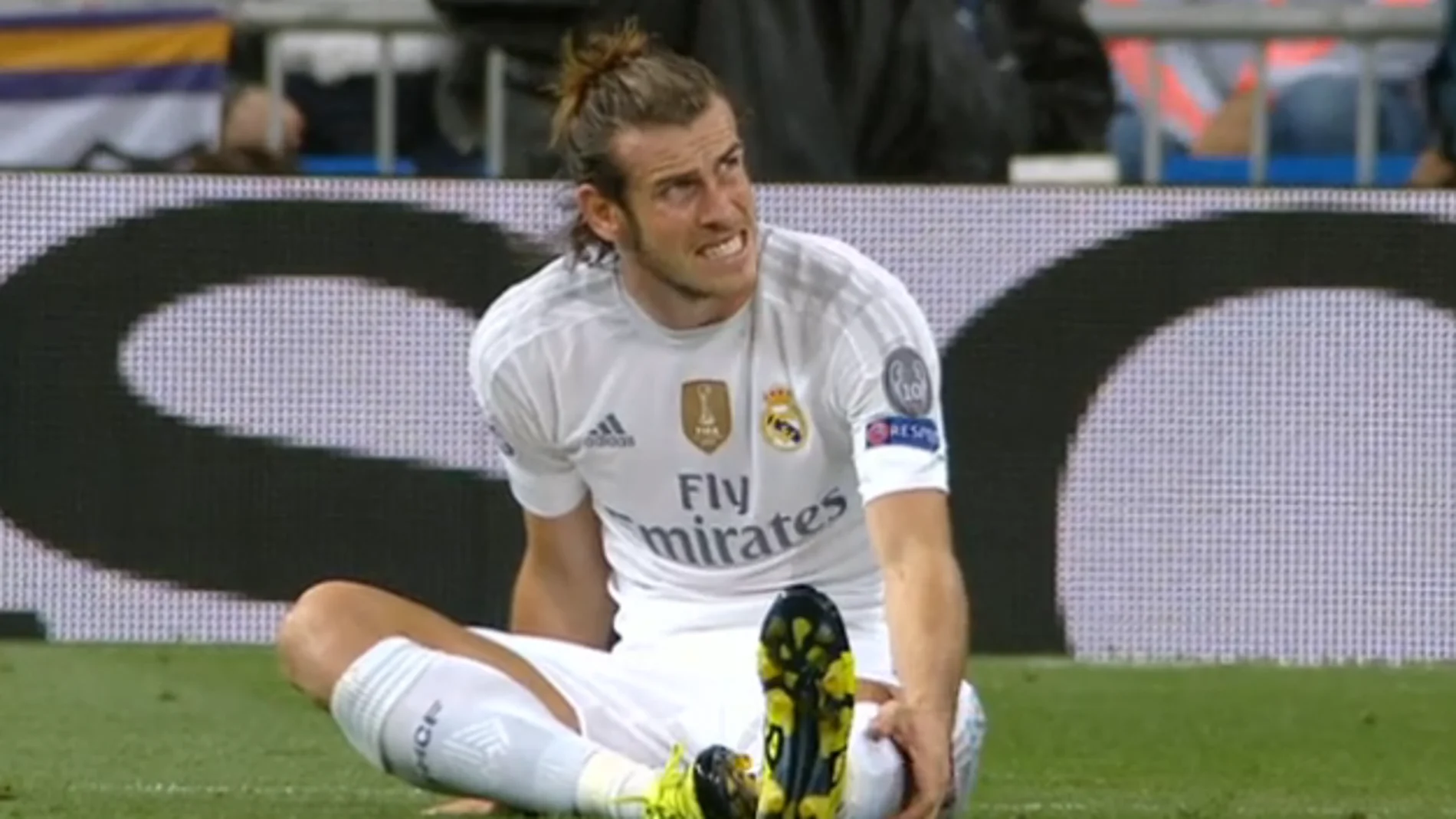 Gareth Bale se lleva la mano al gemelo izquierdo Gareth Bale se lleva la mano al gemelo izquierdo