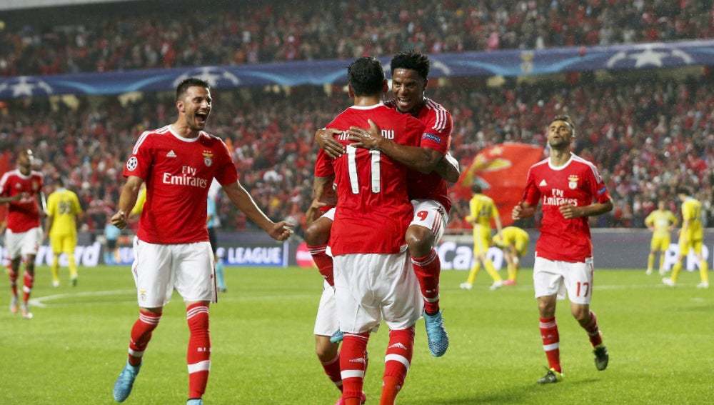 Los jugadores del Benfica celebran uno de sus goles contra el Astana