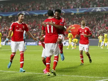 Los jugadores del Benfica celebran uno de sus goles contra el Astana Los jugadores del Benfica celebran uno de sus goles contra el Astana