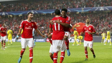 Los jugadores del Benfica celebran uno de sus goles contra el Astana