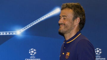 Luis Enrique. antes de entrar a la rueda de prensa