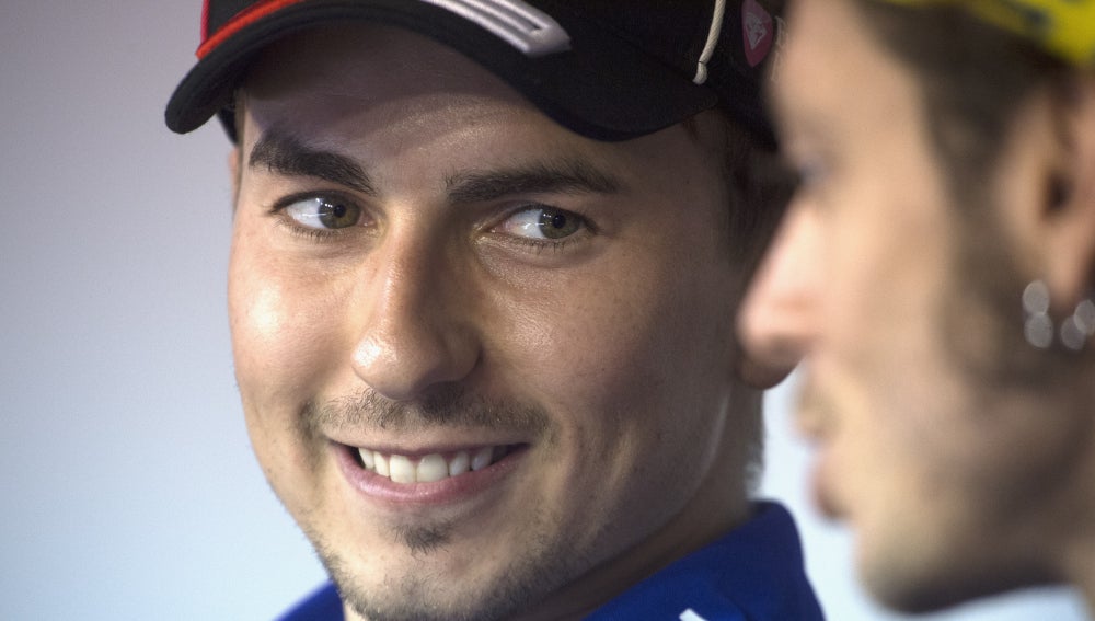 Jorge Lorenzo mira a Valentino Rossi durante una rueda de prensa