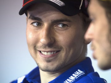 Jorge Lorenzo mira a Valentino Rossi durante una rueda de prensa