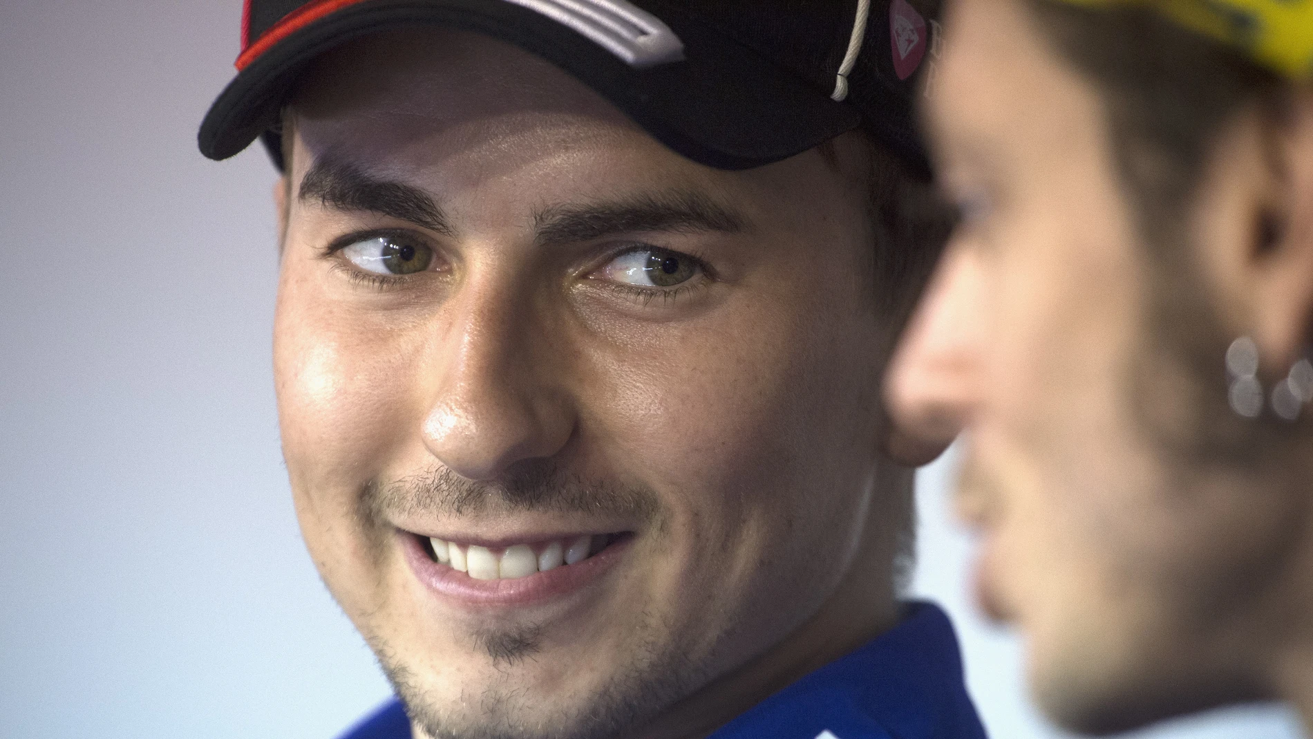 Jorge Lorenzo mira a Valentino Rossi durante una rueda de prensa Jorge Lorenzo mira a Valentino Rossi durante una rueda de prensa