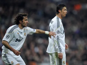Raúl y Cristiano Ronaldo en un partido Raúl y Cristiano Ronaldo en un partido