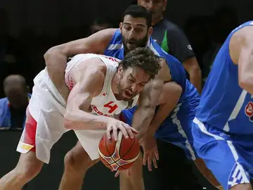 Gasol pelea un balón con Bouroussis durante el partido Gasol pelea un balón con Bouroussis durante el partido