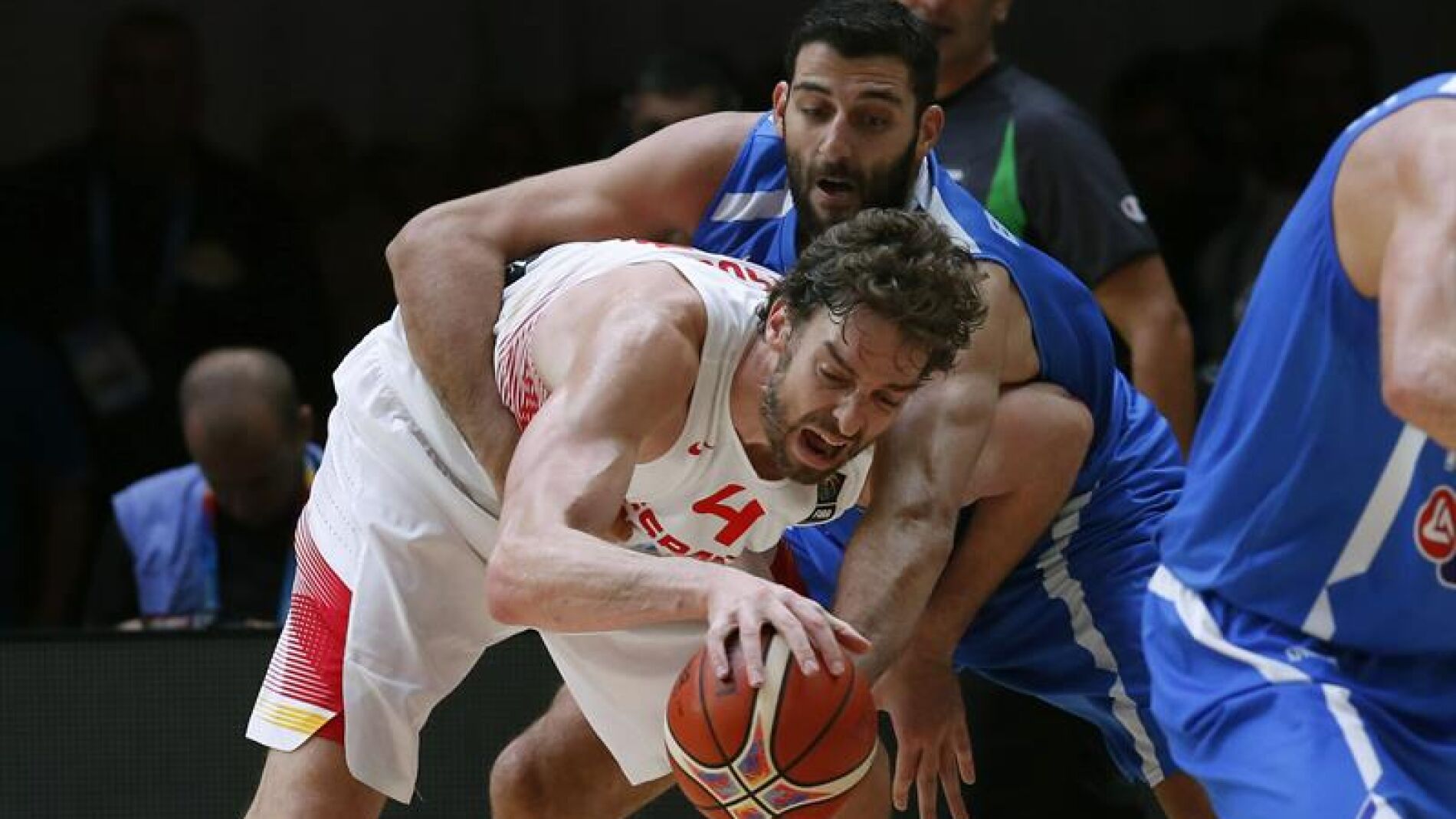 Gasol pelea un bal&oacute;n con Bouroussis durante el partido