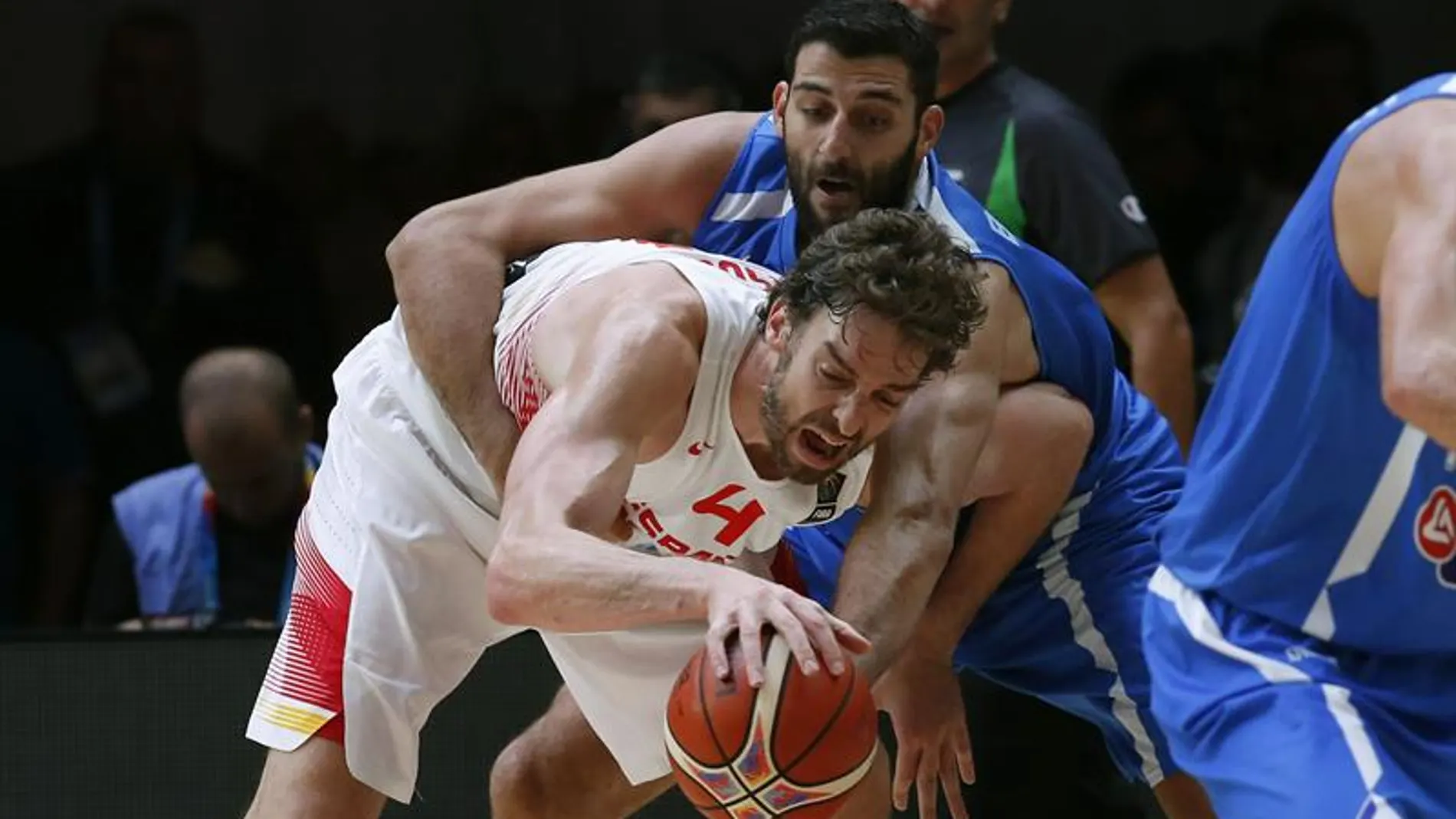 Gasol pelea un balón con Bouroussis durante el partido Gasol pelea un balón con Bouroussis durante el partido