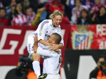 Guti celebra un gol con Ronaldo