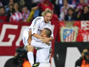 Guti celebra un gol con Ronaldo Guti celebra un gol con Ronaldo