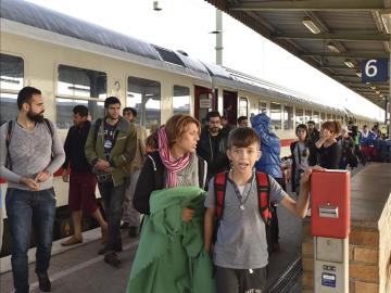 Refugiados a su llegada a la estación de trenes de Schönefeld (Alemania).