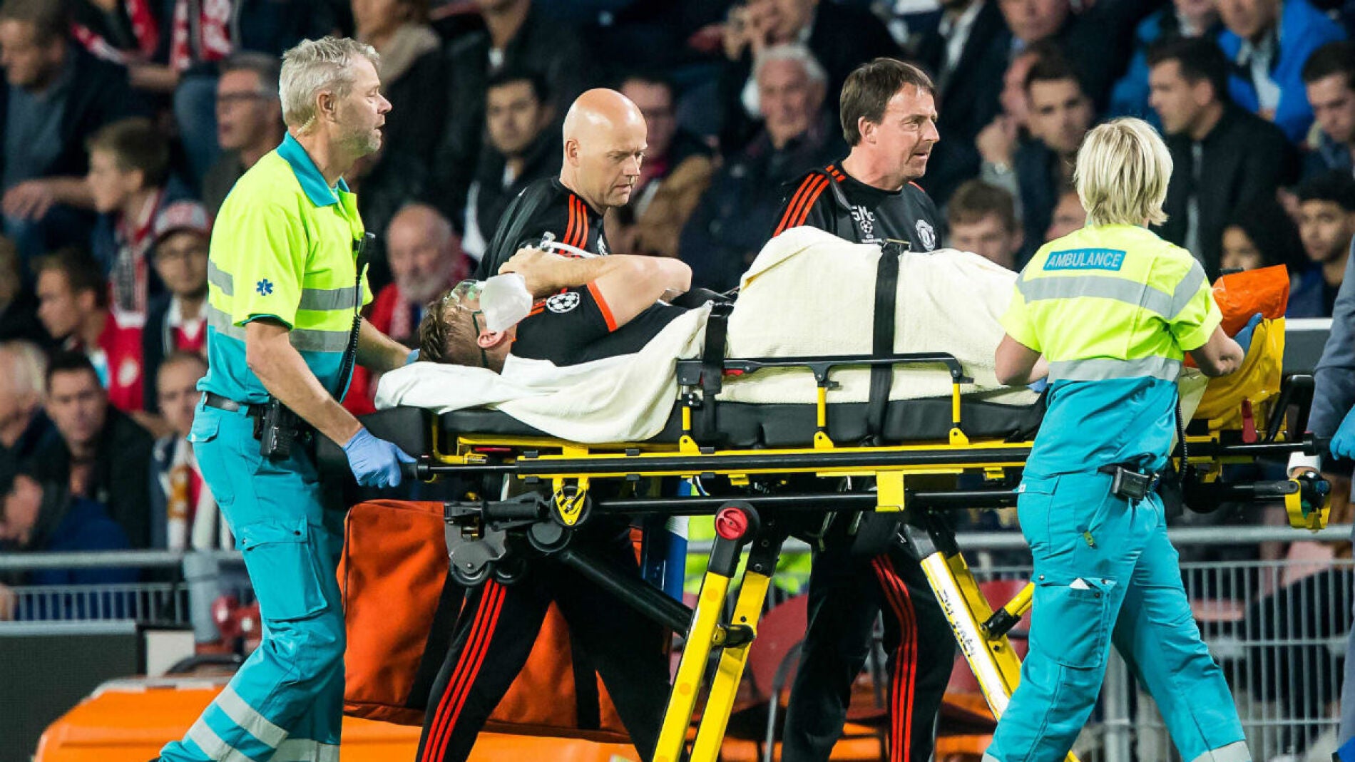 Luke Shaw es retirado en camilla del c&eacute;sped