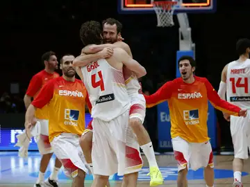 Sergio Rodríguez abraza a Pau Gasol tras ganar a Grecia Sergio Rodríguez abraza a Pau Gasol tras ganar a Grecia