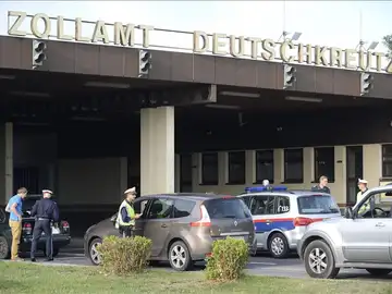 Un policía comprueba la documentación de un conductor de camiones en la frontera entre Austria y Hungría Un policía comprueba la documentación de un conductor de camiones en la frontera entre Austria y Hungría