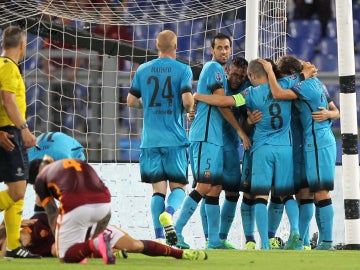 El Barça celebra el gol de Suárez en el Olímpico