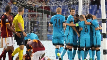 El Barça celebra el gol de Suárez en el Olímpico