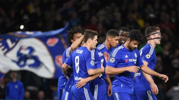 Los jugadores del Chelsea celebran el gol de Oscar
