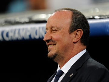 Rafa Benítez sonriente en el banquillo