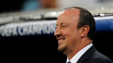 Rafa Benítez sonriente en el banquillo