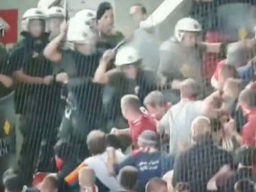 La Policía griega, cargando contra los aficionados del Bayern La Policía griega, cargando contra los aficionados del Bayern