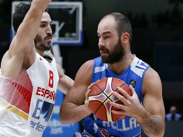 Spanoulis entra a canasta ante la presión de Pau Ribas Spanoulis entra a canasta ante la presión de Pau Ribas