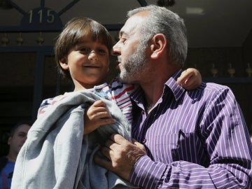 Osama, con uno de sus hijos, ya en Madrid