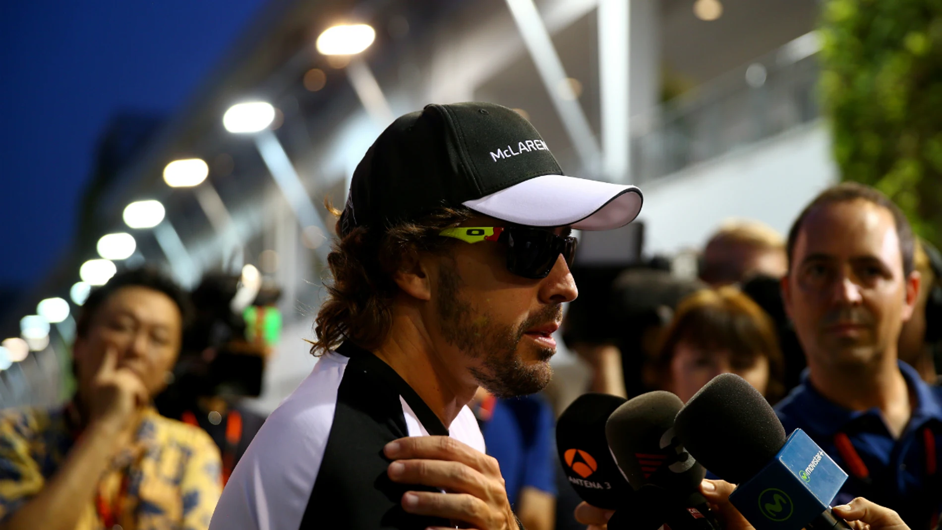 Fernando Alonso, atendiendo a los medios en Singapur