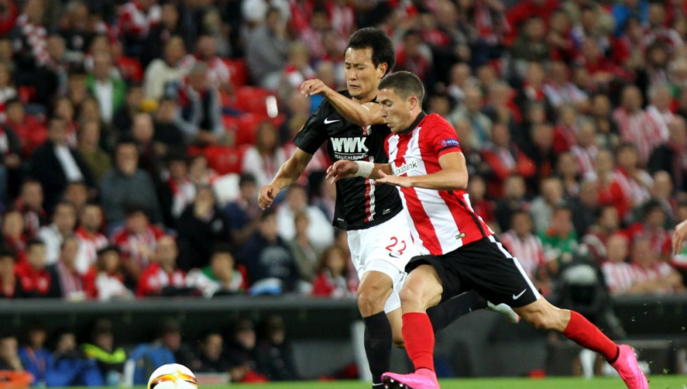 Muniain controla el balón ante la presión rival