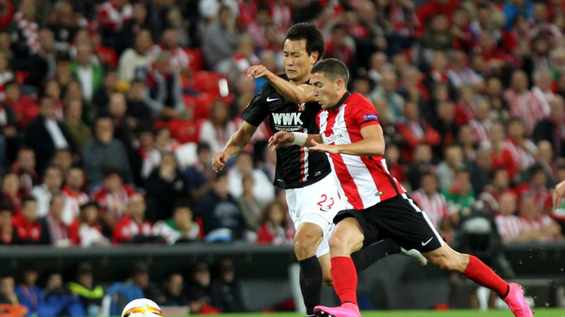 Muniain controla el balón ante la presión rival Muniain controla el balón ante la presión rival