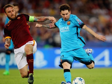 Messi remata a puerta en el partido frente a la Roma