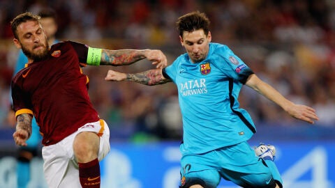 Messi remata a puerta en el partido frente a la Roma
