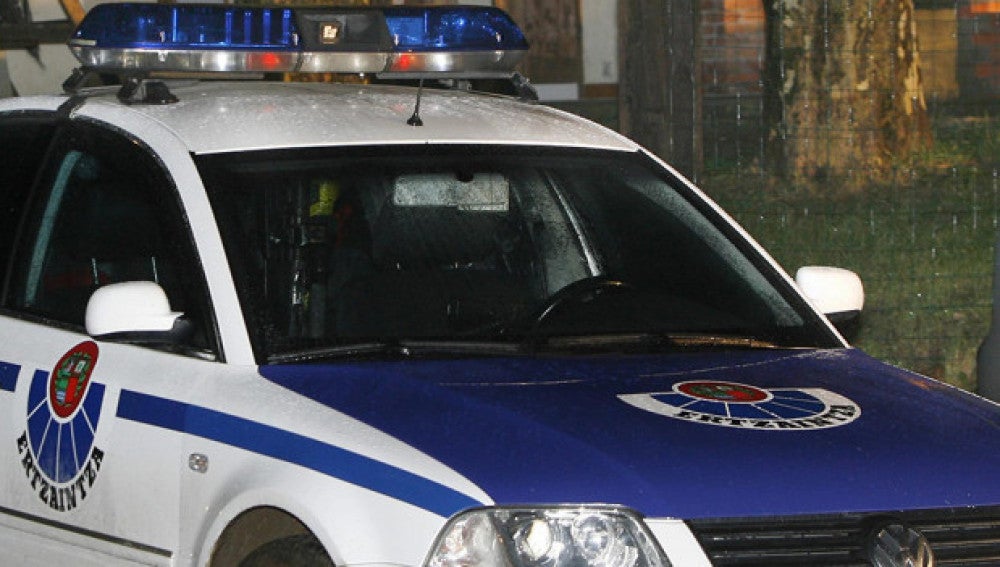 Un coche de la Ertzaintza