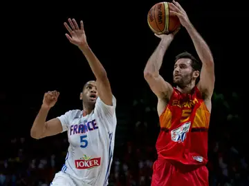 Batum trata de taponar un lanzamiento de Rudy Batum trata de taponar un lanzamiento de Rudy