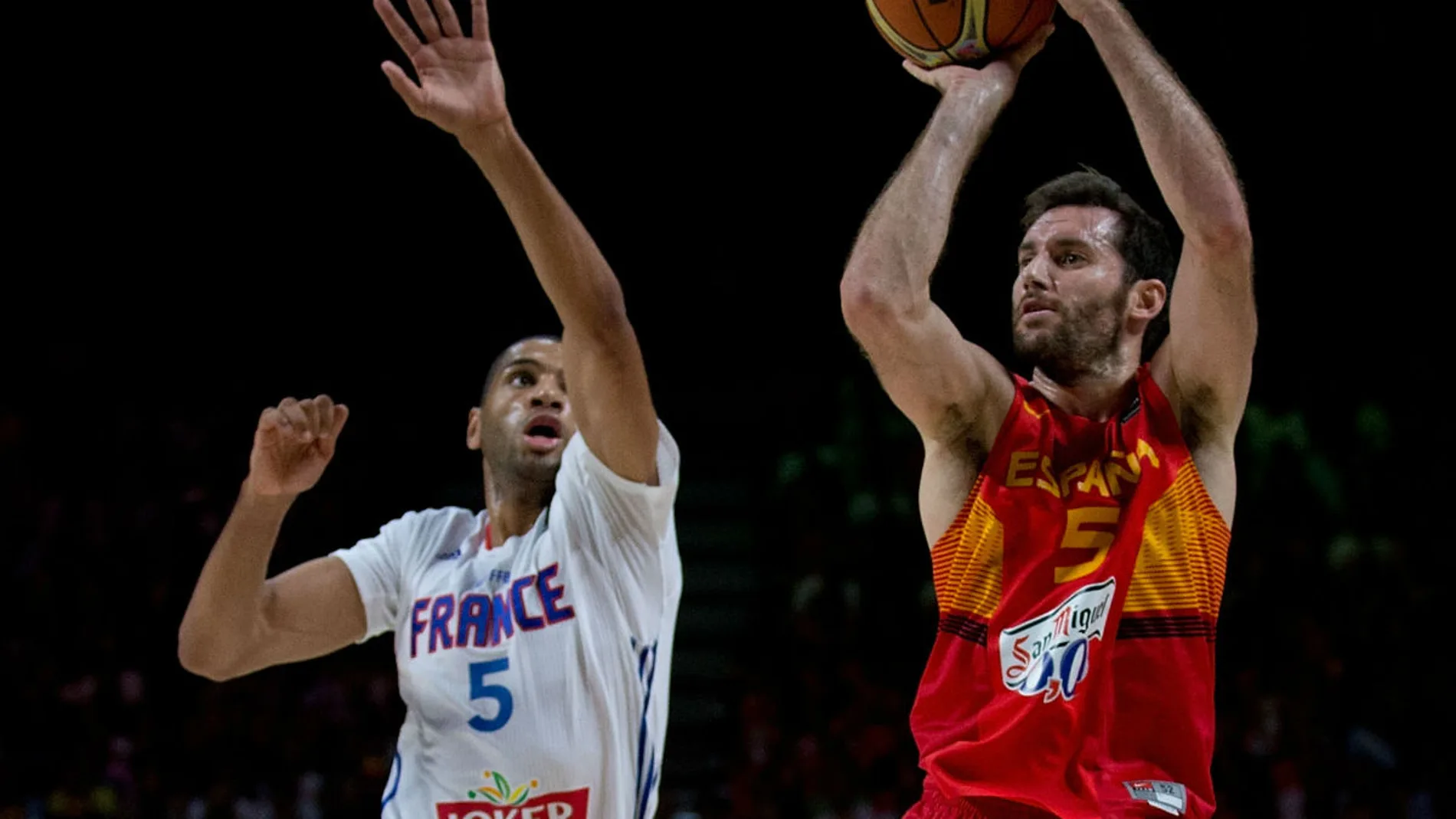 Batum trata de taponar un lanzamiento de Rudy Batum trata de taponar un lanzamiento de Rudy