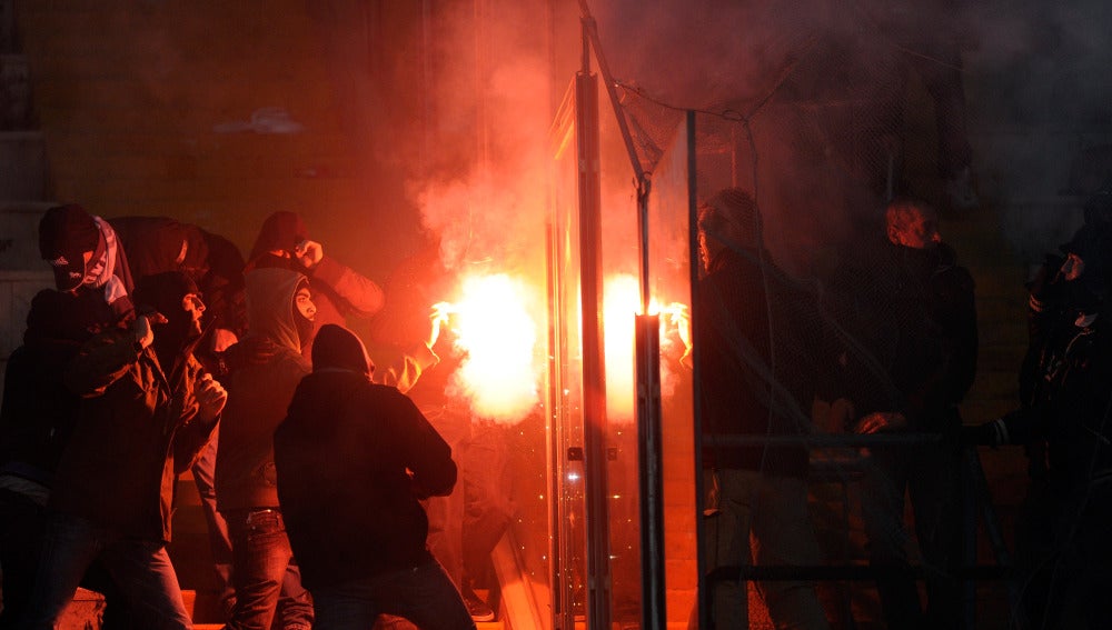 Ultras portando una bengala