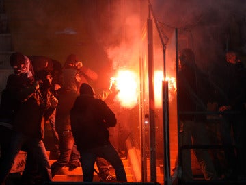 Ultras portando una bengala