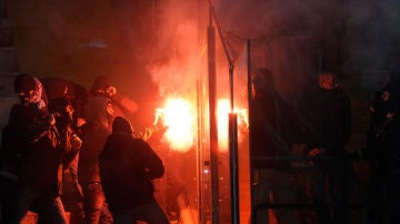 Ultras portando una bengala