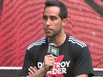 Claudio Bravo, atendiendo a los medios Claudio Bravo, atendiendo a los medios