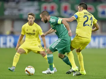 Los jugadores del Villarreal intentan recuperar la posesión del balón Los jugadores del Villarreal intentan recuperar la posesión del balón