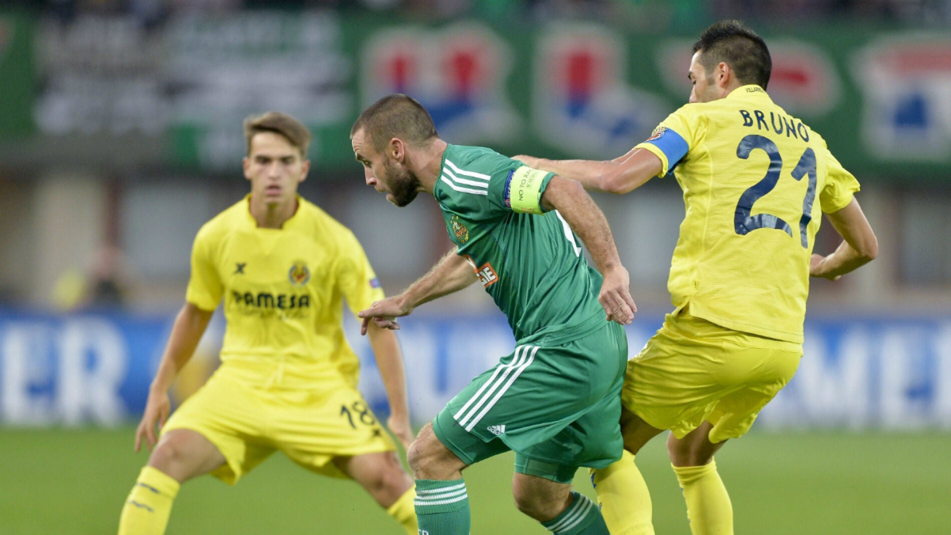 Los jugadores del Villarreal intentan recuperar la posesi&oacute;n del bal&oacute;n